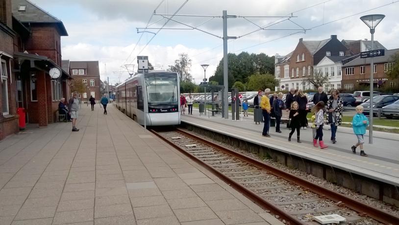 Letbanen holder ved Odder Banegård