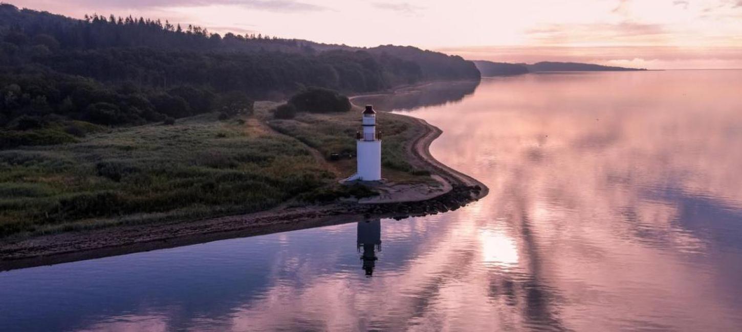 Udsigt med fjord og fyrtårn i området ved Hotel Vejlefjord