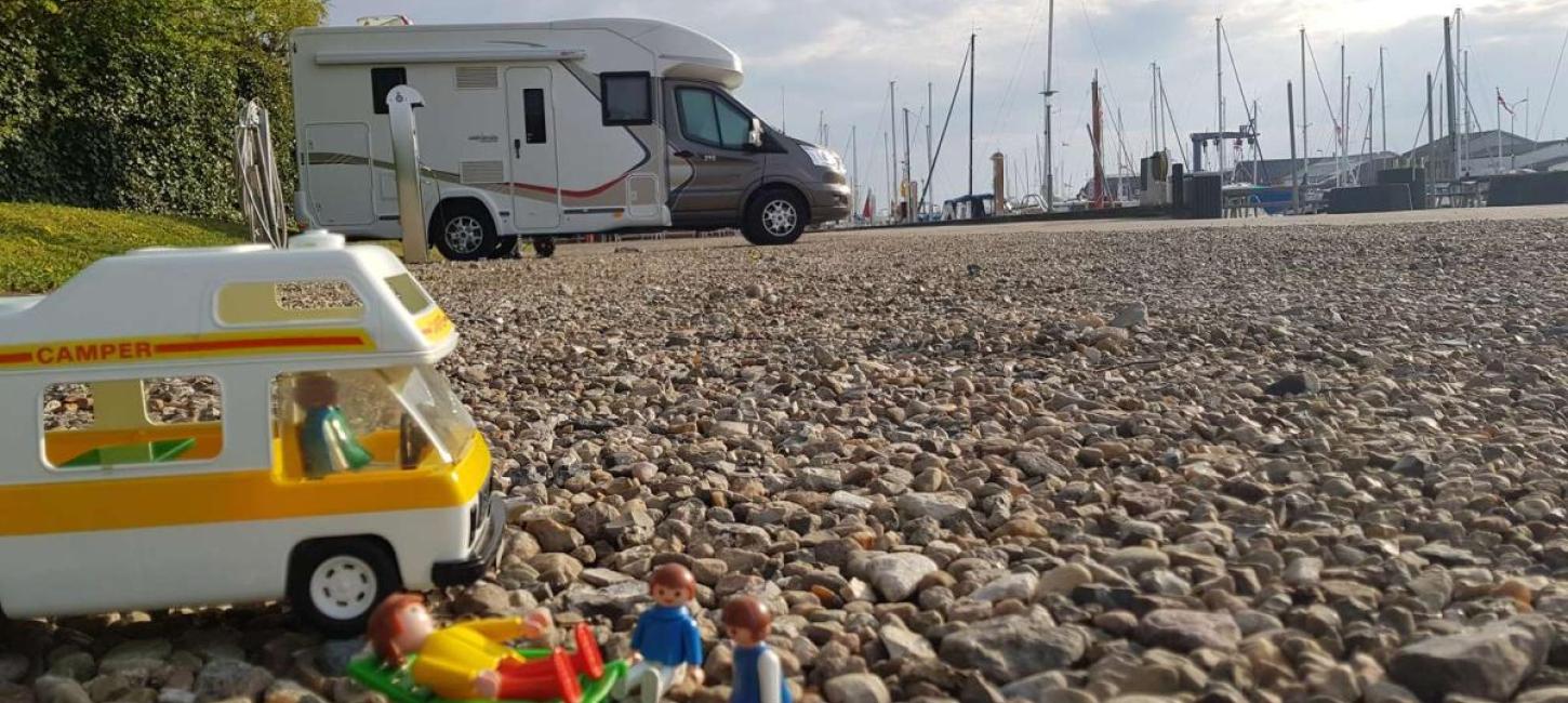 Legetøjsautocamper foran rigtig autocamper på Autocamperplads i Juelsminde