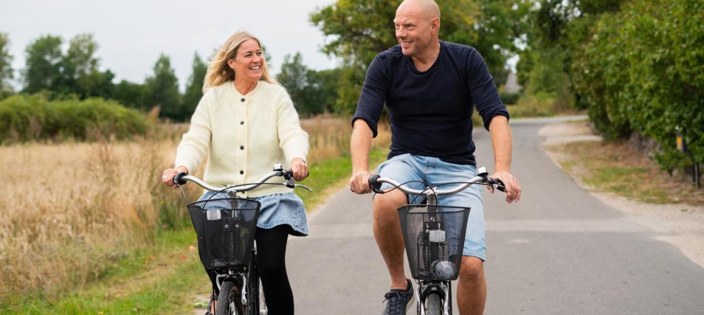 En mand og en kvinde cykler på Endelave i det Østjyske Øhav